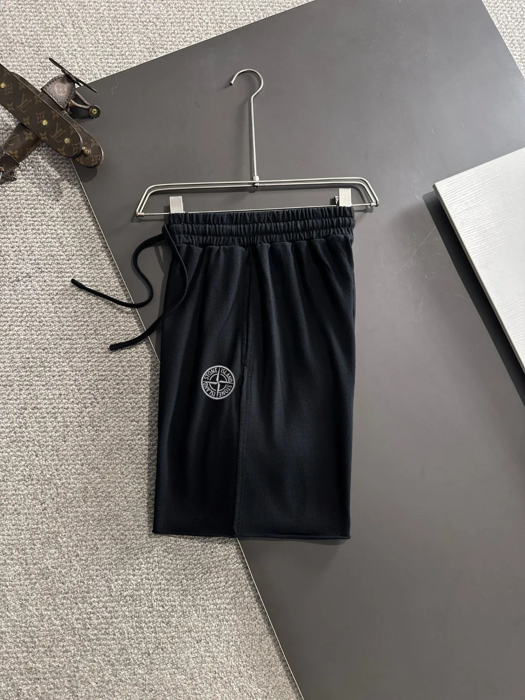 Next day shipment P300 High quality Stone lsland/Stone Island 2025 spring and summer new high-definition elastic band casual solid color loose shorts, made with machines imported from Italy. The hem of the trousers is stitched with two needles. The stitching is fine and firm. The fabric is customized at the counter and is highly breathable and comfortable. The details are impeccable. The brand element design concept reflects high quality. It feels delicate and soft! It presents a casual cut and the upper body shape is great! Size: S-XXL